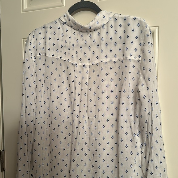 Cloth and Stone Printed Buttondown Shirt. Blue/white. Size Medium - Picture 6 of 7